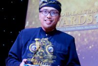 Taufan Rahmadi saat menerima Piala World Best Halal Tourism Destination. (Foto:Pelopor.id/Web TR)
