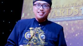 Taufan Rahmadi saat menerima Piala World Best Halal Tourism Destination. (Foto:Pelopor.id/Web TR)