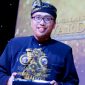 Taufan Rahmadi saat menerima Piala World Best Halal Tourism Destination. (Foto:Pelopor.id/Web TR)