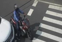 Pengendara yang melanggar marka mendapat peringatan dari ATCS voice Dinas Perhubungan Kota Yogyakarta dengan diminta mundur di belakang garis marka di simpang Sentul. (Foto: Pelopor/Pemkot Yogya)