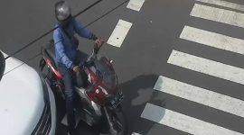 Pengendara yang melanggar marka mendapat peringatan dari ATCS voice Dinas Perhubungan Kota Yogyakarta dengan diminta mundur di belakang garis marka di simpang Sentul. (Foto: Pelopor/Pemkot Yogya)