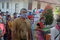 Aktivis lingkungan Togu Simorangkir, (Senin, 14/06/2021) memulai aksi jalan kaki dari Porsea, Sumatera Utara ke Jakarta, untuk bertemu dengan Presiden Joko Widodo (Jokowi) untuk memintanya menutup  PT Toba Pulp Lestari Tbk. (Foto:Pelopor/Fb Togu Simorangkir)