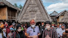 Menteri Pariwisata dan Ekonomi Kreatif/Kepala Badan Pariwisata dan Ekonomi Kreatif, Sandiaga Salahuddin Uno bersama Atta Halilintar dan Istrinya Aurel hermansyah. (Foto: Pelopor/Kemenparekraf)