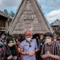 Menteri Pariwisata dan Ekonomi Kreatif/Kepala Badan Pariwisata dan Ekonomi Kreatif, Sandiaga Salahuddin Uno bersama Atta Halilintar dan Istrinya Aurel hermansyah. (Foto: Pelopor/Kemenparekraf)