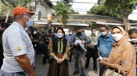 Menteri Sosial Tri Rismaharini mengunjungi Kampung Bedeng di Jalan Cempaka Putih Timur IV No 29 RT 07/RW 07 Kecamatan Cempaka Putih, Jakarta Pusat, Minggu (20/6/2021). (Foto:Pelopor/Kemensos)