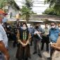 Menteri Sosial Tri Rismaharini mengunjungi Kampung Bedeng di Jalan Cempaka Putih Timur IV No 29 RT 07/RW 07 Kecamatan Cempaka Putih, Jakarta Pusat, Minggu (20/6/2021). (Foto:Pelopor/Kemensos)