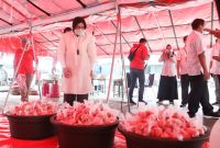 Menteri Sosial Tri Rismaharini meninjau langsung aktivitas perebusan dan pengepakan telur yang akan dibagikan kepada masyarakat. (Foto:Pelopor/Kemensos)