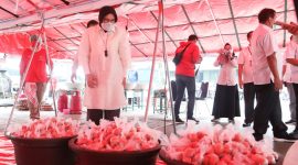 Menteri Sosial Tri Rismaharini meninjau langsung aktivitas perebusan dan pengepakan telur yang akan dibagikan kepada masyarakat. (Foto:Pelopor/Kemensos)