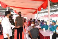 Presiden Jokowi meninjau pelaksanaan vaksinasi massal yang digelar di Stadion Utama Gelora Bung Karno, Senayan, Jakarta, Sabtu (26/06/2021). (Foto: Pelopor/Setpres)