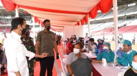 Presiden Jokowi meninjau pelaksanaan vaksinasi massal yang digelar di Stadion Utama Gelora Bung Karno, Senayan, Jakarta, Sabtu (26/06/2021). (Foto: Pelopor/Setpres)