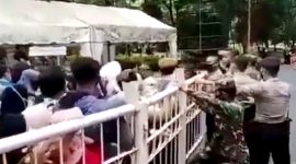 Peserta vaksinasi Covid-19 di Banyuwangi menjebol pagar gerbang GOR Tawangalun.(Foto:Pelopor/IG Warung Jurnalis)