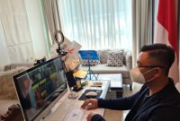 Wakil Gubernur Andika Hazrumy mengikuti rapat koordinasi perkembangan dan penanganan pandemi Covid-19 secara virtual dari kediamannya di Kota Serang, Minggu (20/6/2021). (Foto: Pelopor/Pemprov Banten)