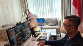 Wakil Gubernur Andika Hazrumy mengikuti rapat koordinasi perkembangan dan penanganan pandemi Covid-19 secara virtual dari kediamannya di Kota Serang, Minggu (20/6/2021). (Foto: Pelopor/Pemprov Banten)