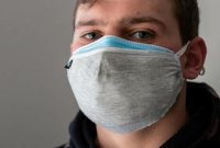 Ilustrasi orang menggunakan masker dobel. (Foto: Pelopor/dailyiowan.com) 