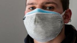 Ilustrasi orang menggunakan masker dobel. (Foto: Pelopor/dailyiowan.com) 