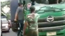 Pengendara Pajero mengamuk kepada sopir truk kontainer di Jakarta Utara. (Foto: Pelopor/Instagram @lambe_turah)