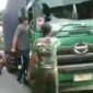 Pengendara Pajero mengamuk kepada sopir truk kontainer di Jakarta Utara. (Foto: Pelopor/Instagram @lambe_turah)