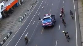 Mobil Rescue Kementerian Sosial berplat merah menabrak lari seorang pengendara sepeda di Jl Nusantara, Makassar. (Foto:Prlopor.id/Istimewa)