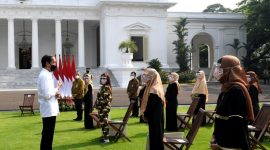 Presiden Jokowi berdialog dengan penerima BPUM Tahun 2021, di halaman depan Istana Merdeka, Jakarta, Jumat (30/7/2021). (Foto: Pelopor/BPMI Setpres)