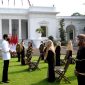 Presiden Jokowi berdialog dengan penerima BPUM Tahun 2021, di halaman depan Istana Merdeka, Jakarta, Jumat (30/7/2021). (Foto: Pelopor/BPMI Setpres)