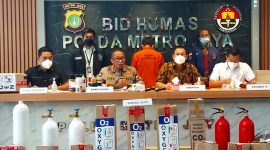 Konfrensi pers Kepolisian menetapkan satu tersangka dalam kasus merubah tabung alat pemadam api ringan (APAR) menjadi tabung oksigen, Jumat, 30 Juli 2021. (Foto:Pelopor.id/Polri)
