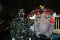 Kapolres dan Damdim 0501 Jakarta Pusat Bagikan Sembako di Pasar Senen. (Foto:Pelopor.id/Titik)