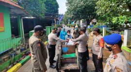Polres Kepulauan Seribu melakukan imbauan protokol kesehatan dan membagikan masker gratis ke warga di 8 pulau pemukiman Sabtu (24/7/2021). Foto:Pelopor/Polres Kepulauan Seribu)