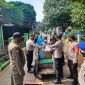 Polres Kepulauan Seribu melakukan imbauan protokol kesehatan dan membagikan masker gratis ke warga di 8 pulau pemukiman Sabtu (24/7/2021). Foto:Pelopor/Polres Kepulauan Seribu)