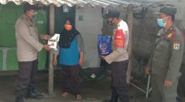 Polres Kep Seribu Salurkan Bansos ke 129 KK Terdampak Covid-19 di Slum Area Wilayah Kepulauan Seribu. (Foto:Pelopor.id/Polres Kepulauan Seribu)