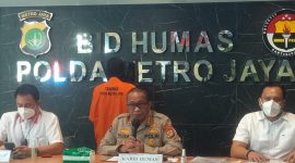 Kabid Humas Polda Metro Jaya, Kombes Pol Yusri Yunus melakukan konfrensi Pers terkait kasus Test  Swab PCR Palsu. (Foto: Pelopor.id/Titik)