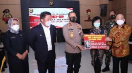 Kapolda Sumsel Irjen Pol Eko Indra Heri, bersama Gubernur Sumsel Herman Deru menerima bantuan sebesar Rp 2 triliun dari pengusaha asal Langsa, Aceh Timur untuk dana penanganan Covid-19, Senin (26/7/2021). (Foto: Pelopor.id/Polda Sumsel)
