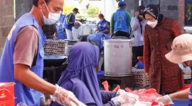 Mensos Risma mengunjungi dapur umum. (Foto:Pelopor/Kemensos)