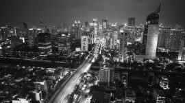 Jakarta dimalam hari. (Foto: Pelopor/Unsplash)