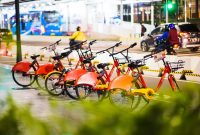 Sejumlah sepeda parkir di trotoar jalan. (Foto: Pelopor/Unsplash) 