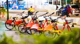 Sejumlah sepeda parkir di trotoar jalan. (Foto: Pelopor/Unsplash) 