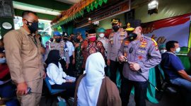 Kapolda Metro Jaya Irjen Pol Fadil Imran saat tinjau Vaksinasi Merdeka di SMK Satria. ( Foto/ Titik Pelopor.ID)