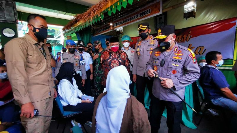 Kapolda Metro Jaya Irjen Pol Fadil Imran saat tinjau Vaksinasi Merdeka di SMK Satria. ( Foto/ Titik Pelopor.ID)
