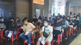 Antusias Warga Saat Antri Vaksinasi Tahap II Kampung Kerukunan di House Of Blessing. (foto/ TK Pelopor)