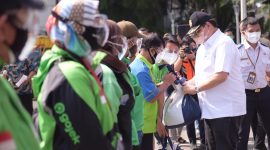 Menko Perekonomian Airlangga Hartarto dalam acara pembagian bantuan sosial untuk pengemudi ojek online yang diselenggarakan oleh Kementerian Perhubungan pada Minggu, 25 Juli 2021 di Kota Bogor.(Foto:pelopor.id/Kemenko Perekonomian)