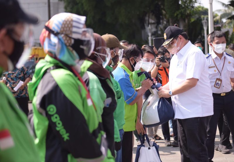 Menko Perekonomian Airlangga Hartarto dalam acara pembagian bantuan sosial untuk pengemudi ojek online yang diselenggarakan oleh Kementerian Perhubungan pada Minggu, 25 Juli 2021 di Kota Bogor.(Foto:pelopor.id/Kemenko Perekonomian)