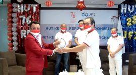 HUT ke-76 RI dan HUT ke-22 JFX dirayakan dengan pemberian apresiasi untuk anggota bursa dan pihak yang terkait dalam perkembangan JFX. (Foto: Pelopor.id/JFX)