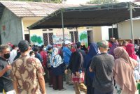 Kerumunan warga di Kegiatan vaksinasi Covid-19 kelurahan Taman Kintamani, RW 08 Desa Jejalen Jaya, Selasa, 3 Agustus 2021. (Foto: Pelopor.id/Rizal)