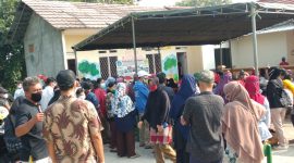 Kerumunan warga di Kegiatan vaksinasi Covid-19 kelurahan Taman Kintamani, RW 08 Desa Jejalen Jaya, Selasa, 3 Agustus 2021. (Foto: Pelopor.id/Rizal)