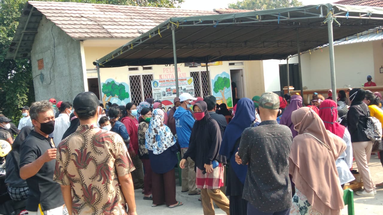Kerumunan warga Bekasi
