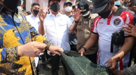 Menteri Trenggono saat menyaksikan langsung pemusnahan alat tangkap tersebut di Pelabuhan Perikanan Pantai (PPP) Tegalsari, Jawa Tengah.. (Foto: Pelopor.id/KKP)