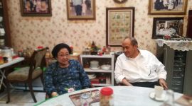 Ketua Umum PDI Perjuangan Megawati Soekarnoputri (kiri) bersama Izedrik Emir Moeis (kanan) berfoto pada Oktober 2018, ketika membicarakan kembali UUD 1945 sebagaimana aslinya dengan MPR selaku lembaga tinggi negara yang menciptakan GBHN. (Foto: Pelopor/Twitter @emir_moeis)
