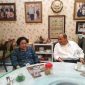 Ketua Umum PDI Perjuangan Megawati Soekarnoputri (kiri) bersama Izedrik Emir Moeis (kanan) berfoto pada Oktober 2018, ketika membicarakan kembali UUD 1945 sebagaimana aslinya dengan MPR selaku lembaga tinggi negara yang menciptakan GBHN. (Foto: Pelopor/Twitter @emir_moeis)