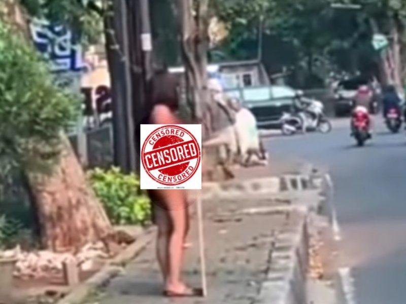 Selebriti Dinar Candy, memprotes perpanjangan PPKM Level 4 dengan berdiri menggunakan bikini di pinggir jalan. (Foto:Pelopor.id/Ist)