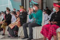 Bupati Lotim H.Sukiman Azmy (2 dari kiri) bersama Taufan rahmadi dalam acara Peringatan HUT ke-126 Kabupaten Lombok Timur, Selasa, 31 Agustus 2021. (Foto: Pelopor.id/Pemkab Lotim)