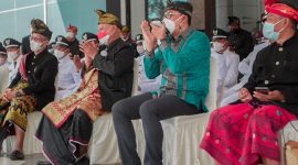 Bupati Lotim H.Sukiman Azmy (2 dari kiri) bersama Taufan rahmadi dalam acara Peringatan HUT ke-126 Kabupaten Lombok Timur, Selasa, 31 Agustus 2021. (Foto: Pelopor.id/Pemkab Lotim)